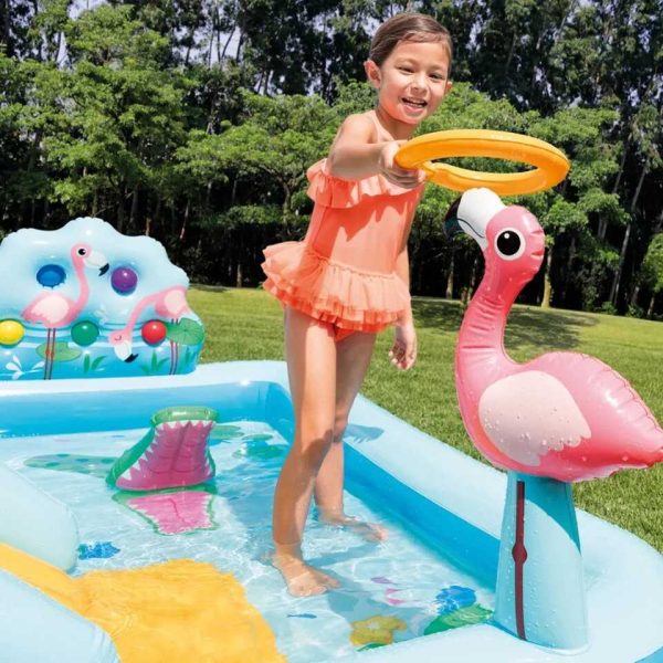 devojcica je igra u vodenoj igraonici sa roze flamingom