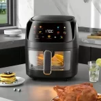 friteza u kuhinji koja je upravo ispekla pile
