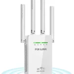 Detaljan pogled na WiFi repetitor – Prikazuje uređaj sa fokusom na portove i dugmadi za podešavanje.