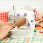 Mini mašina za šivenje u beloj boji – savršena za kućnu upotrebu i brzo krpljenje odeće