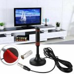 Digitalna sobna TV antena postavljena na TV aparat – Prikazuje antenu u upotrebi na stolu ili TV-u, naglašavajući magnetnu bazu.