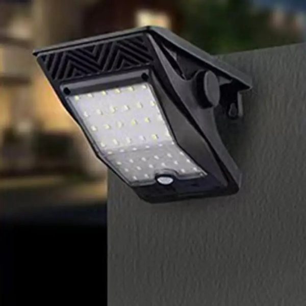 lampa zakcena na zid spremna za upotrebu