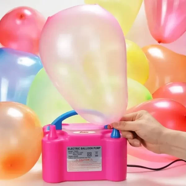 Električna pumpa za balone u roze boji. dok pumpa balon