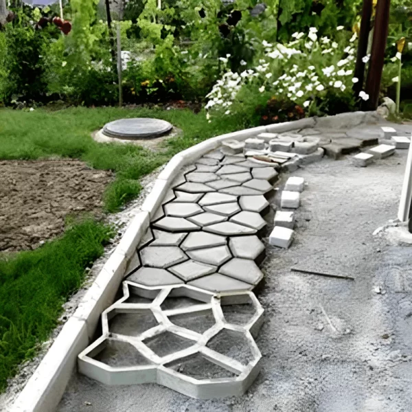 kalup za beton napunjen betonom u dvoristu