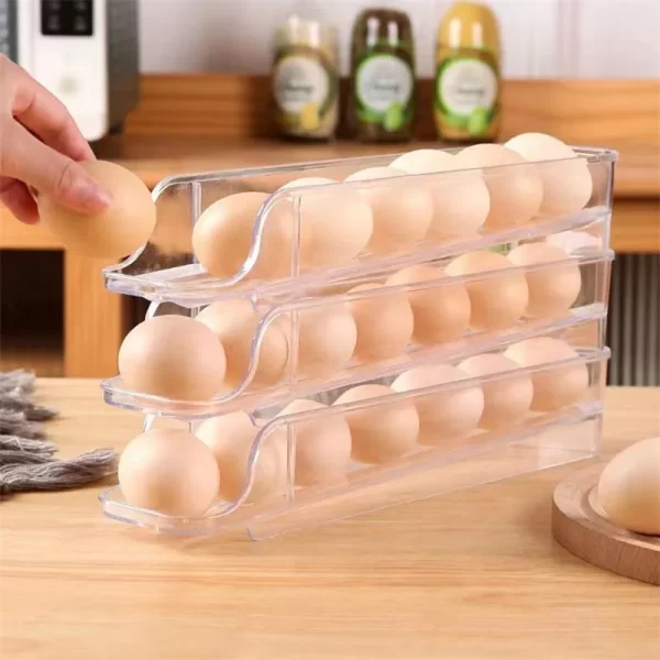 Plastična kutija za čuvanje jaja na stolu u kuhinji