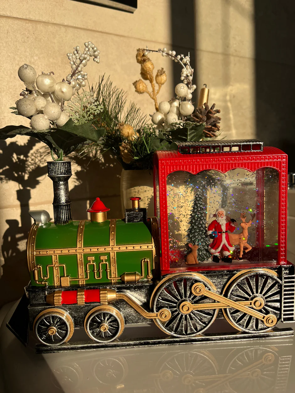 Novogodišnja lokomotiva sa Deda Mrazom i irvasima – dekorativni ukras sa muzikom i svetlom Novogodišnja lokomotiva sa Deda Mrazom i irvasima – dekorativni ukras sa muzikom i svetlom