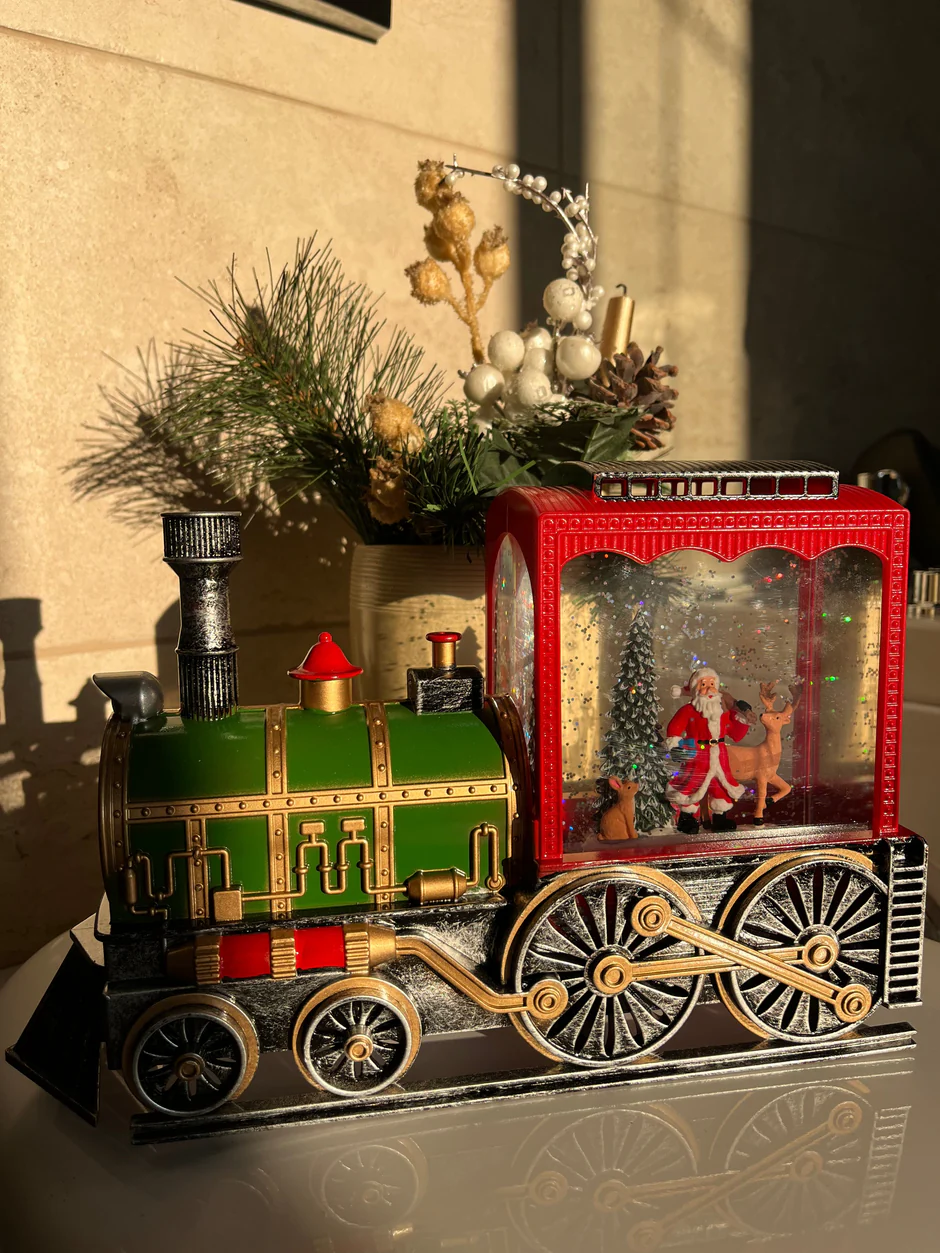 IMG_5279_940x Novogodišnja lokomotiva sa Deda Mrazom i irvasima – dekorativni ukras sa muzikom i svetlom - Slika 3