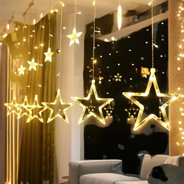 LED zvezdasta girlanda osvetljava zid u dnevnoj sobi