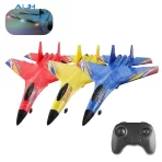 plavi , zuti i crveni avion pored upravljaca