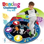 Deca igraju na svetlećoj muzičkoj podlozi i decak koji se igra na njoj