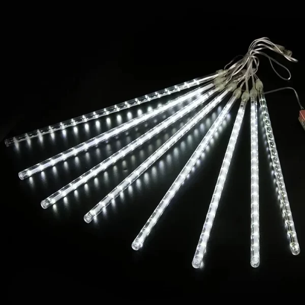 Meteor Shower LED svetleće zvezde – 8 cevi dekorativnih lampica bele boje poredjane jedna do druge u tamnom prostoru