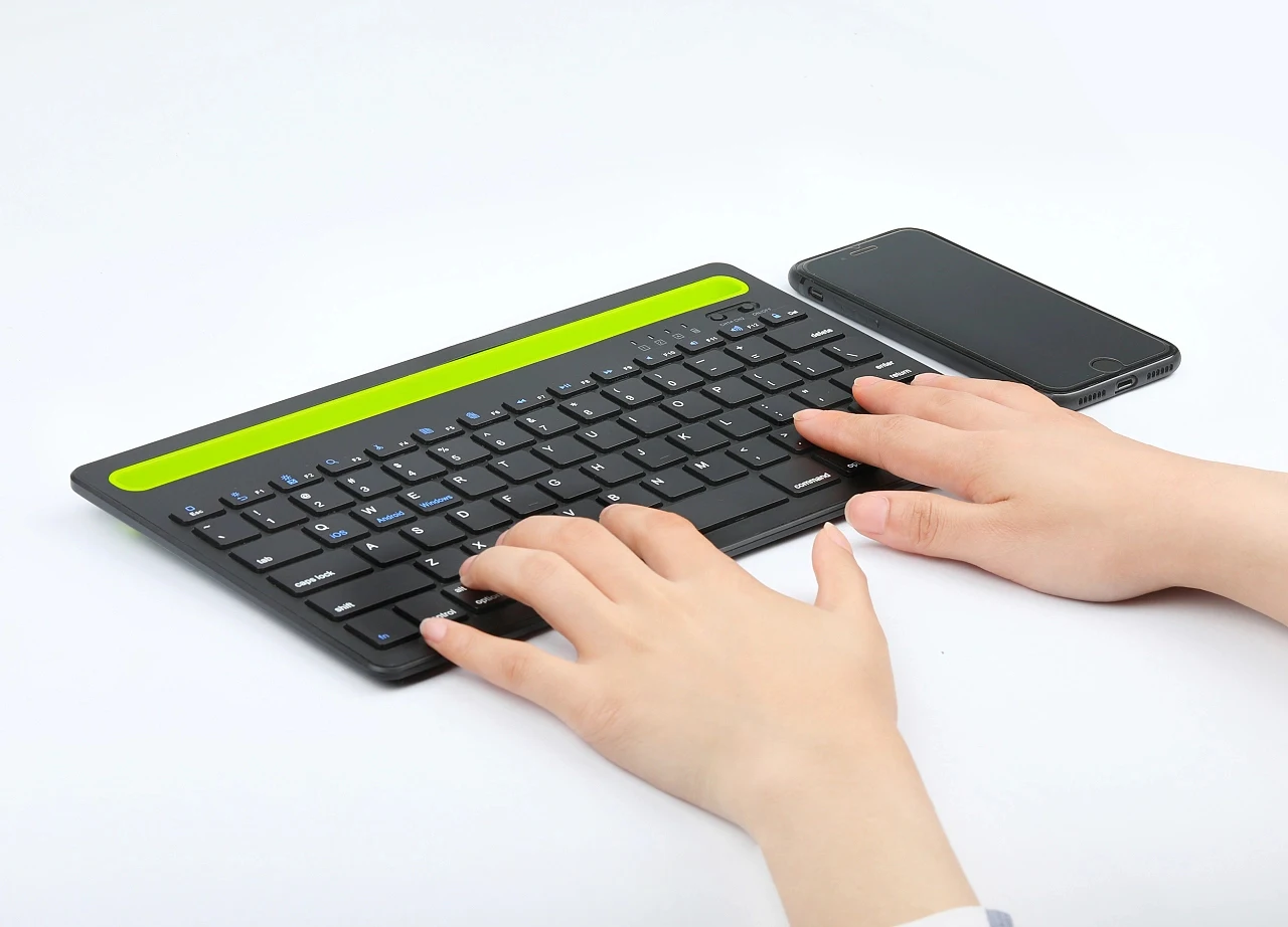 main-image-3 Bluetooth Bežična Tastatura sa Slotom za Telefon – Energetski Efikasna i Kompatibilna sa Android, iOS i Windows Sistemima - Slika 3