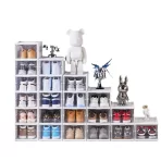 Prikaz kutije sa odloženim patikama unutar ormara. u beloj boji