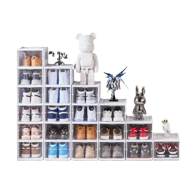 Prikaz kutije sa odloženim patikama unutar ormara. u beloj boji