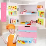 Montessori drvena kuhinja za decu i devojcica pored