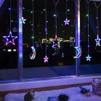 LED zavesa Mesec i Zvezde postavljena na prozoru