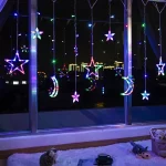LED zavesa Mesec i Zvezde postavljena na prozoru