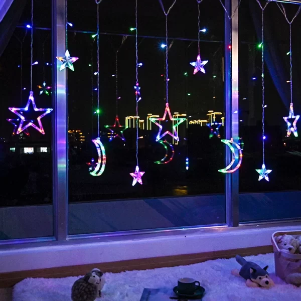 LED zavesa Mesec i Zvezde postavljena na prozoru
