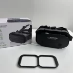 VR crne naocare na stolu pored kutije proizvoda