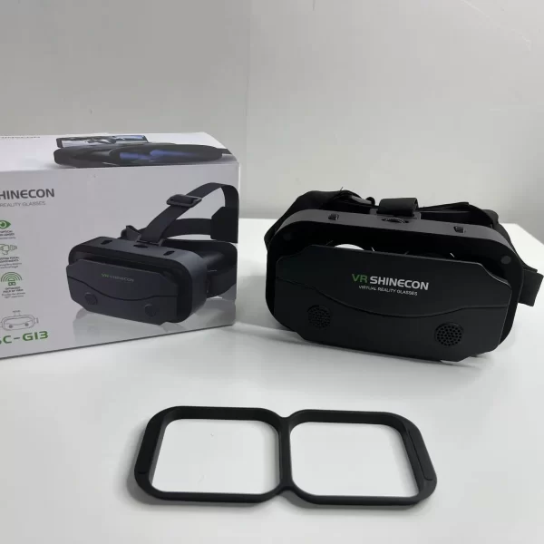 VR crne naocare na stolu pored kutije proizvoda