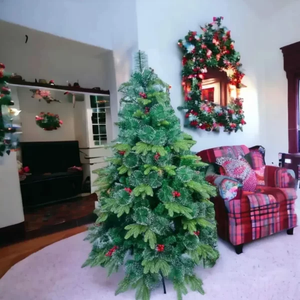 Novogodišnja jelka okićena i sa crvenim bobicama slikana u radnji