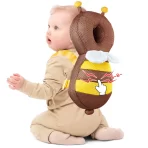 Jastuk za zaštitu bebe u braon zutoj boji i bebe koja nosi jastuk