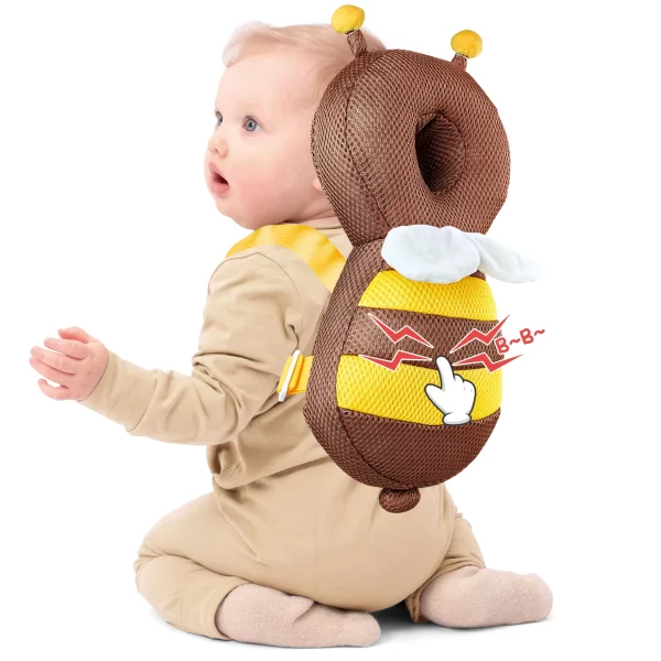 Jastuk za zaštitu bebe u braon zutoj boji i bebe koja nosi jastuk