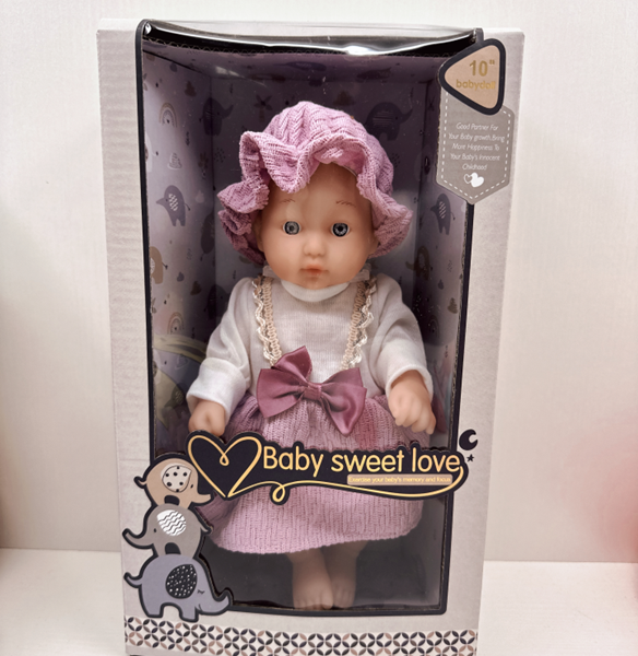 Lutka za devojčice u kutiji na stolu