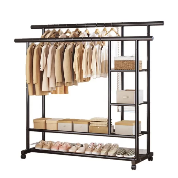 Metalni stalak za odeću u crnoj boji i odeca na njemu