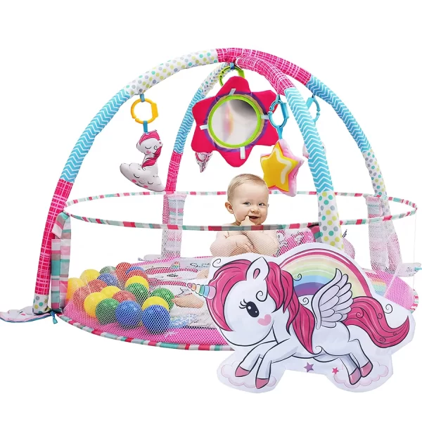 Dečija podloga za igru sa lopticama sa motivima jednoroga roze boje i dete koje se igra na ogradjenoj podlozi