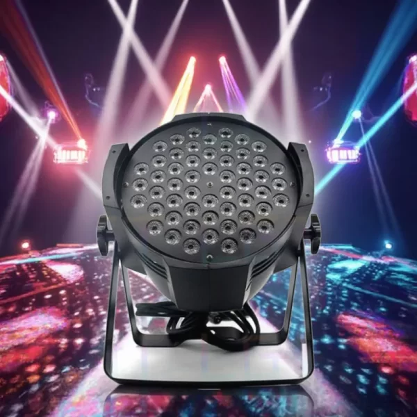 LED Par reflektor u crnoj boji prikazan u diskoteci