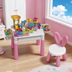 dečiji sto i stolica sa kockicama i stolu igracke usobi sa pogledan na prozor