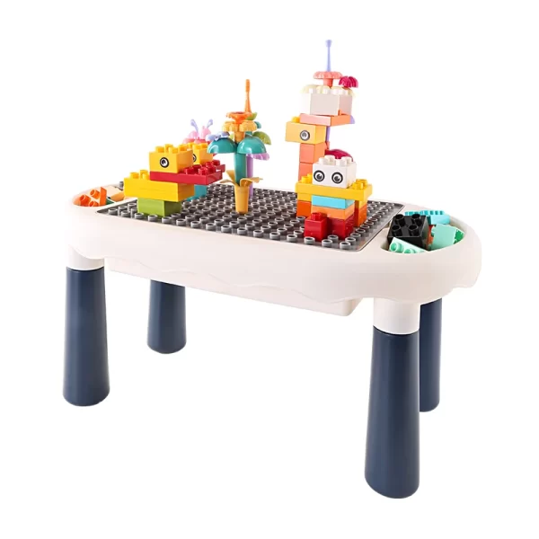 Dečiji sto za slaganje kockica i crtanje , na stolu se nalaze skloplenje kockice