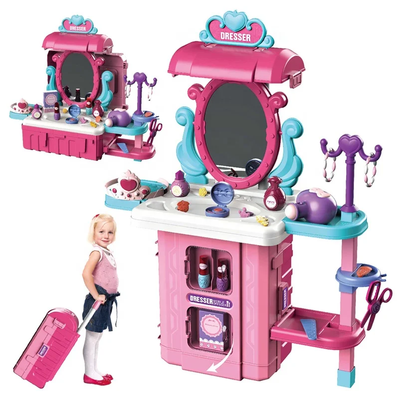 main-image-1 Dečiji šminka kofer 3 u 1 set roze boje i prikaz devojcice koja drzi kofer u ruci