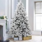 Bela novogodišnja jelka sa snežnim premazom i poklonima ispod jelke u kući