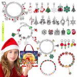 Božićni advent narukvica set i devojcica koja drzi kutiju proizvoda