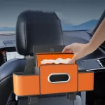 Kožna torbica za naslon sedišta i maramice u njoj . Pogled iz automobila