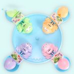 Dečija igračka žaba sa perlicama prikaz zaba u bazenu pogled iz pticije perspektive