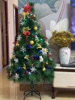 Veštačka jelka od zelenih borovih iglica – ekološki materijal za savršenu novogodišnju dekoraciju M3 - Slika 4