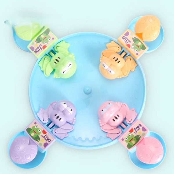 Dečija igračka žaba sa perlicama prikaz zaba u bazenu pogled iz pticije perspektive