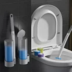WC četka sa dozatorom sapuna pored wc selje u toaletu