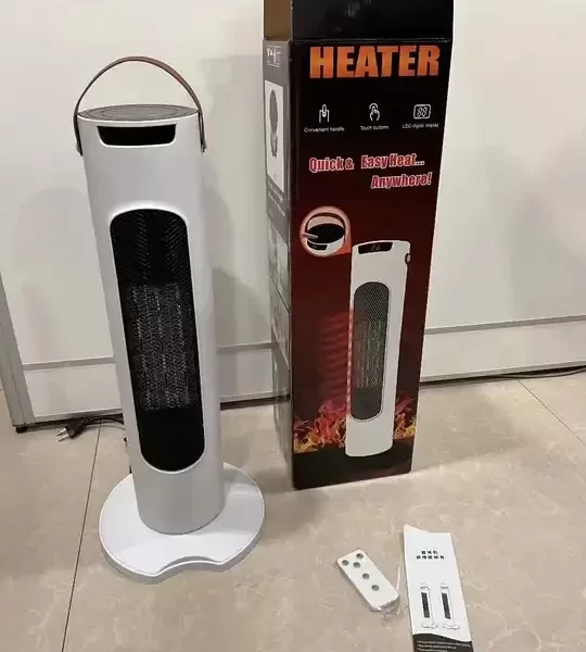 beli grejac sa crnim keramickim grejacem pored kutije proizvoda