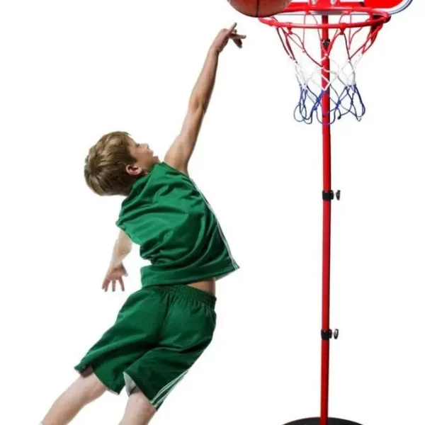 Prenosivi koš za decu i decak kako zakucava loptu