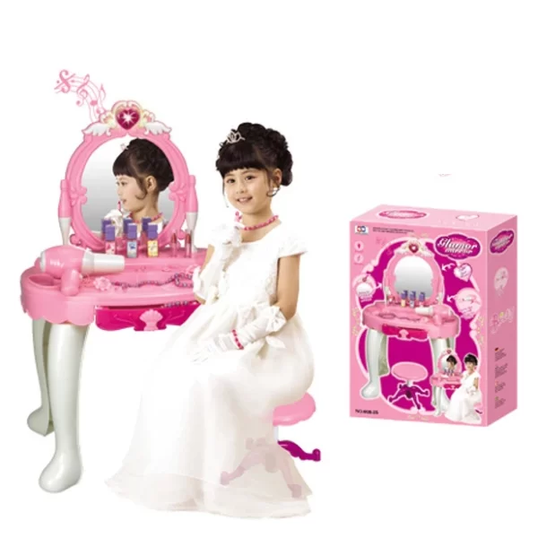 Toaletni stočić za decu sa svetlom i muzikom i devojcica pored sedi na stolici