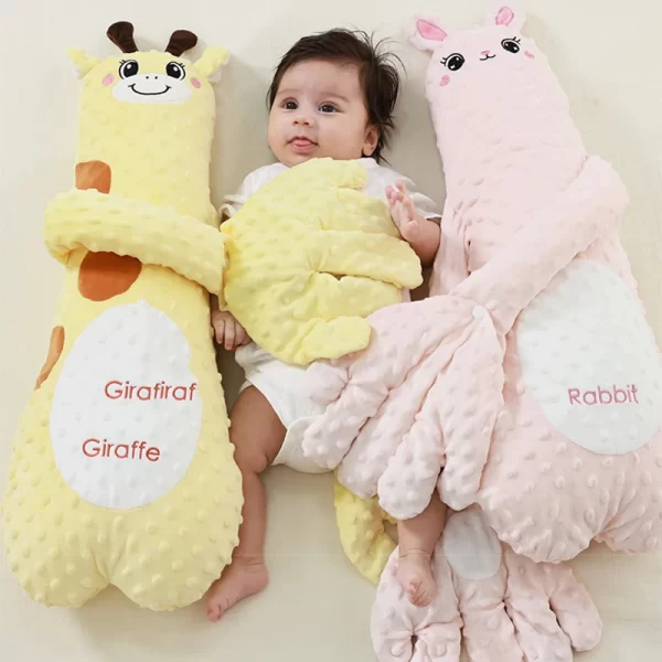 Električni jastučić za tapkanje bebe za umirivanje i san u žutoj i roze boji i beba izmedju jastuka