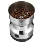 Mini električni mlin i zrnevlja kafe u njemu spremna da se samelju