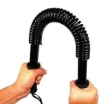 Power Twister šipka za vežbanje crne boje , prikazana savijena u ruci vezbaca