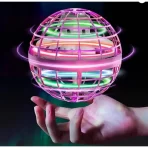 LED leteća lopta prikazana kao se vrti iznad šake