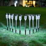 solarna lampa za baštu prikaz vise lampi na travi