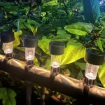 Solarna lampa za ogradu prikazene kako svetle u dvoristu na ogradi